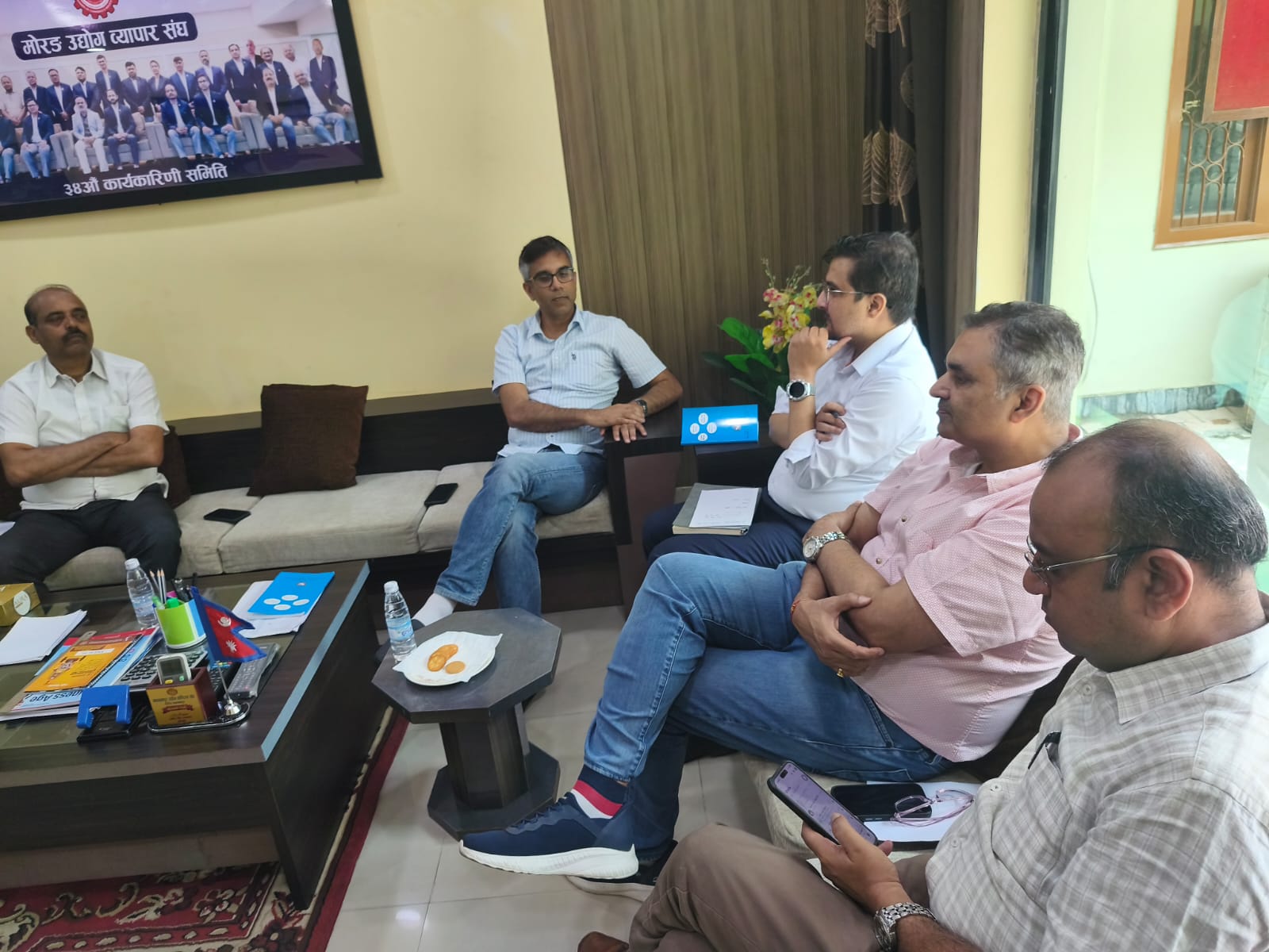 एम.आर.पी. र लेबल कार्यान्वयन सम्बन्धमा मोरङ उद्योग व्यापार संघ र वाणिज्य कार्यालय प्रमुख बीच छलफल